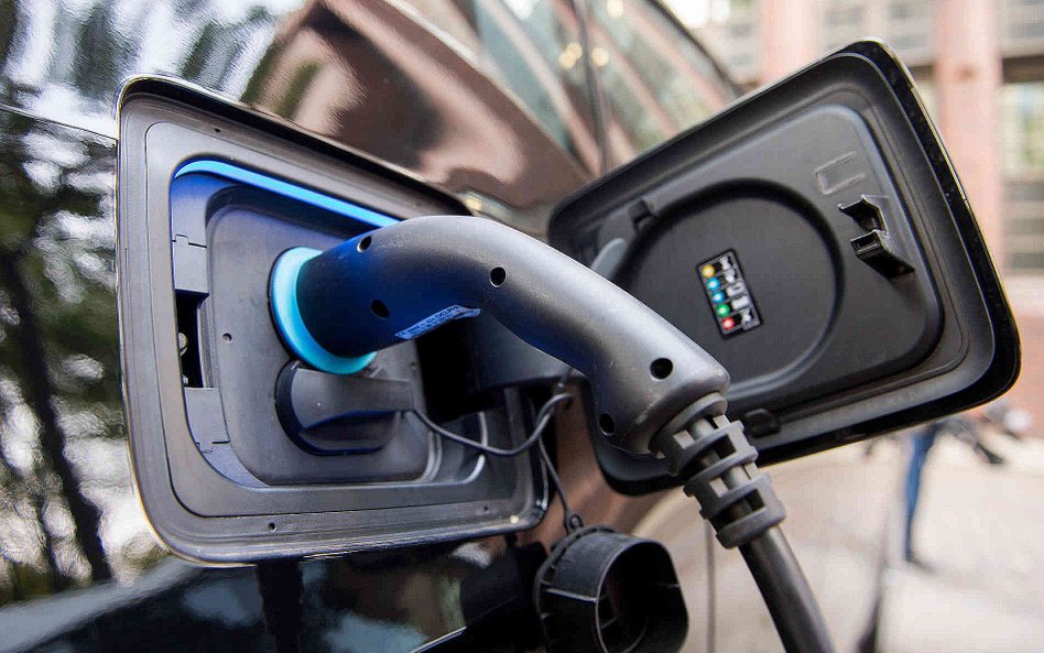 Rząd po cichu odpuszcza plan miliona aut elektrycznych do 2025 r.
