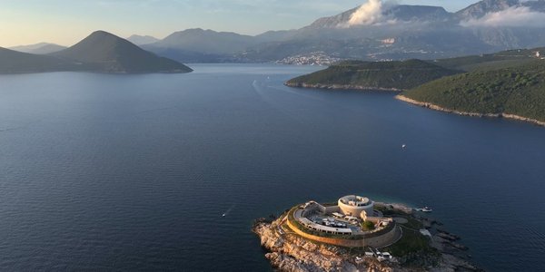 Austriacka twierdza stała się luksusowym hotelem. Prywatna wyspa na Adriatyku