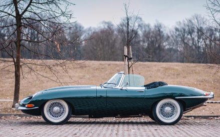 Jaguar E-Type, 1968 r., osiągnął na aukcji rekordową w Polsce cenę 437 tys. zł