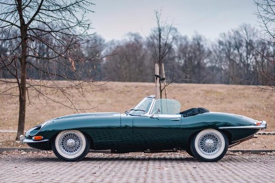 Jaguar E-Type, 1968 r., osiągnął na aukcji rekordową w Polsce cenę 437 tys. zł