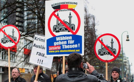 Przeciwnicy budowy meczetów w Niemczech z organizacji Pro Deutschland w czasie niedawnego protestu w