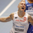 Jakub Krzewina zwycięsko kończy sztafetę 4x400 m.