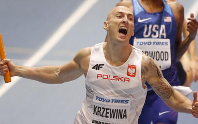 Jakub Krzewina zwycięsko kończy sztafetę 4x400 m.