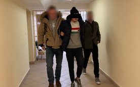 W wyniku przeszukania garażu funkcjonariusze odnaleźli i zabezpieczyli około kilograma narkotyków.