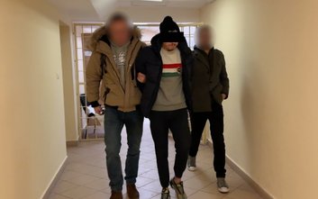 W wyniku przeszukania garażu funkcjonariusze odnaleźli i zabezpieczyli około kilograma narkotyków.