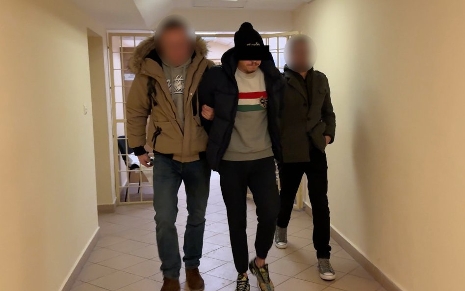 W wyniku przeszukania garażu funkcjonariusze odnaleźli i zabezpieczyli około kilograma narkotyków.