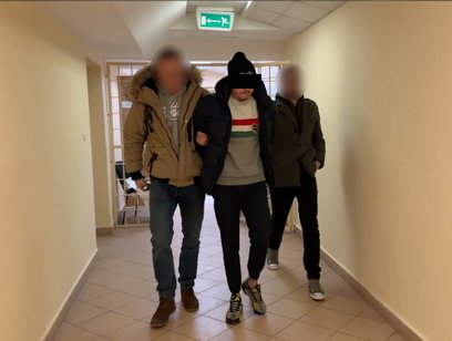 W wyniku przeszukania garażu funkcjonariusze odnaleźli i zabezpieczyli około kilograma narkotyków.