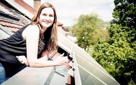 Panele słoneczne na dachach budynków to już w Polsce częsty widok.