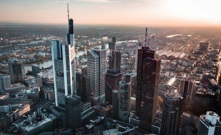 O dzielnicy biznesowej Frankfurtu często mówi się: „Manhattan”, z uwagi na liczbę wieżowców w tej cz