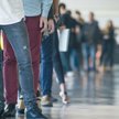 Wolniej przybywa cudzoziemców osiedlających się w Polsce