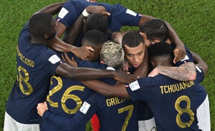 Kylian Mbappé wraz z kolegami z reprezentacji Francji cieszy się po zdobyciu bramki w meczu z Danią