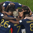 Kylian Mbappé wraz z kolegami z reprezentacji Francji cieszy się po zdobyciu bramki w meczu z Danią