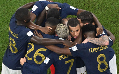 Kylian Mbappé wraz z kolegami z reprezentacji Francji cieszy się po zdobyciu bramki w meczu z Danią