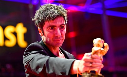 Ilkera Catak, reżyser „Yellow Letters”, ze Złotym Niedźwiedziem.