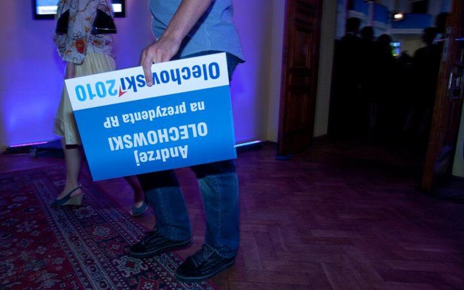 22-proc. kapitał głosów uzbierany przez przegranych kandydatów to łakomy kąsek dla Bronisława Komoro