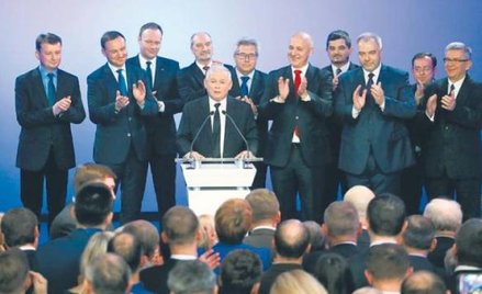 PiS wygrywa po 9 latach