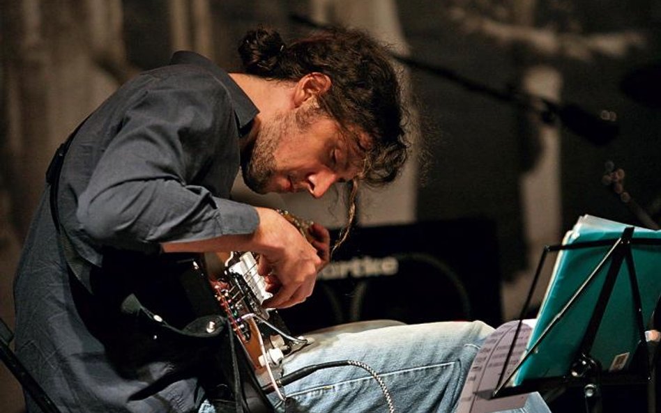 Rogiński na gitarze preparowanej zagra kompozycje Jana Sebastiana Bacha