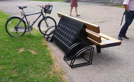 Solarne ławki, które pozwalają m.in. na ładowanie telefonów, to jeden z projektów zrealizowanych w r