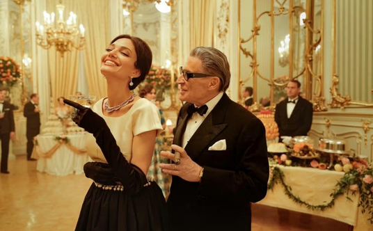 Angelina Jolie jako Maria Callas  i Hakuk Bilginber jako Aristotelis Onassis