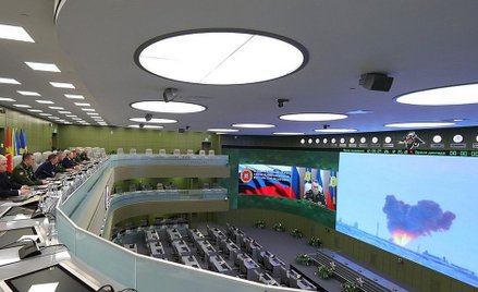 Władimir Putin ogląda test systemu "Awangard" w Narodowym Centrum Zarządzania Obroną