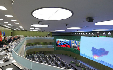 Władimir Putin ogląda test systemu "Awangard" w Narodowym Centrum Zarządzania Obroną