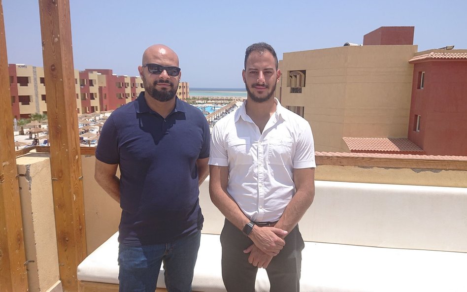 Hussien Yehia (z lewej), dyrektor sieci Royal&Magic Beach Resorts i Youssef Saad (z prawej), przedst