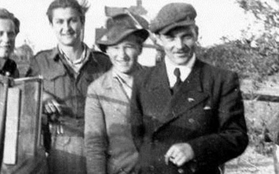 Pierwszy z prawej to Henryk Flame ps. Bartek. Nazwisk pozostałych osób na zdjęciu nie znamy