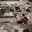 Palestyńskie dzieci na gruzach domu zniszczonego w izraelskim nalocie na Rafah