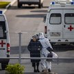 Rosyjski ratownik medyczny z chorą na COVID-19