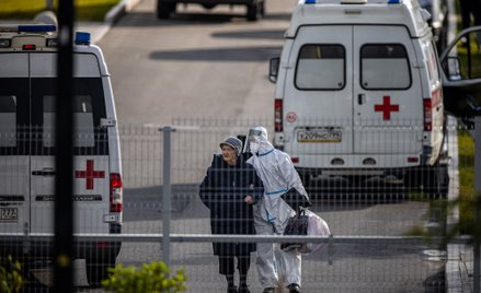 Rosyjski ratownik medyczny z chorą na COVID-19