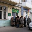 Kolejka przed bankiem w Kijowie