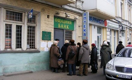 Kolejka przed bankiem w Kijowie