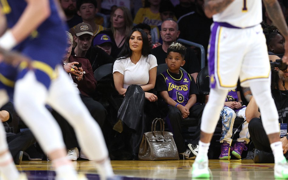 Kim Kardashian na meczu Los Angeles Lakers nie wyróżniała się strojem. Jej status materialny sygnali
