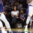 Kim Kardashian na meczu Los Angeles Lakers nie wyróżniała się strojem. Jej status materialny sygnali