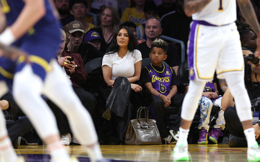 Kim Kardashian na meczu Los Angeles Lakers nie wyróżniała się strojem. Jej status materialny sygnali