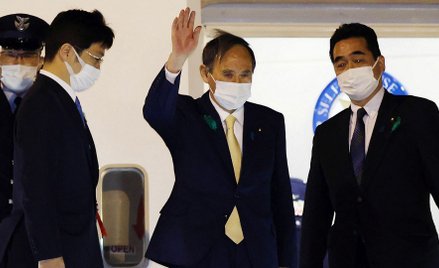 Premier Yoshihide Suga przed wylotem do USA