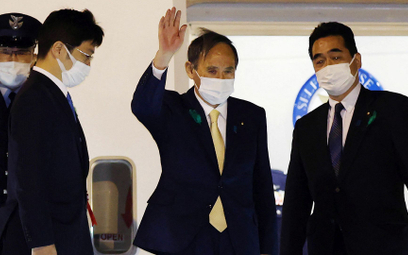 Premier Yoshihide Suga przed wylotem do USA
