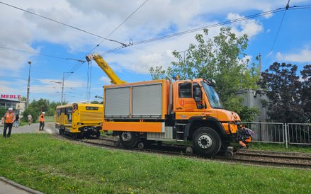 Pojazd Unimog przeciągnie frezarkę na miejsce pracy