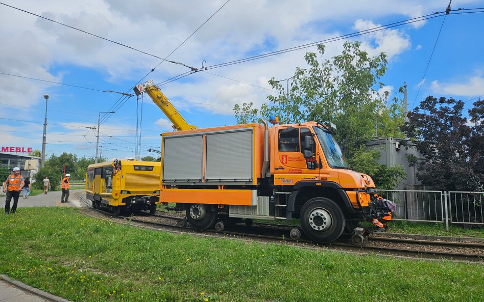 Pojazd Unimog przeciągnie frezarkę na miejsce pracy