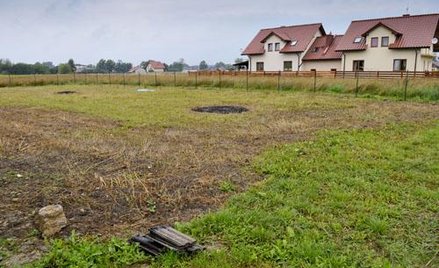 Kto odpowiada za niepobrany PCC, gdy sprzedaż działki po czasie okaże się wolna od VAT