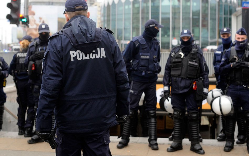 Surowe kary dla policjantów nienoszących maseczek