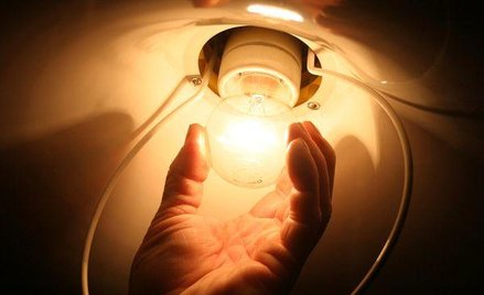 Jak zaoszczędzić w wakacje na rachunkach za prąd?