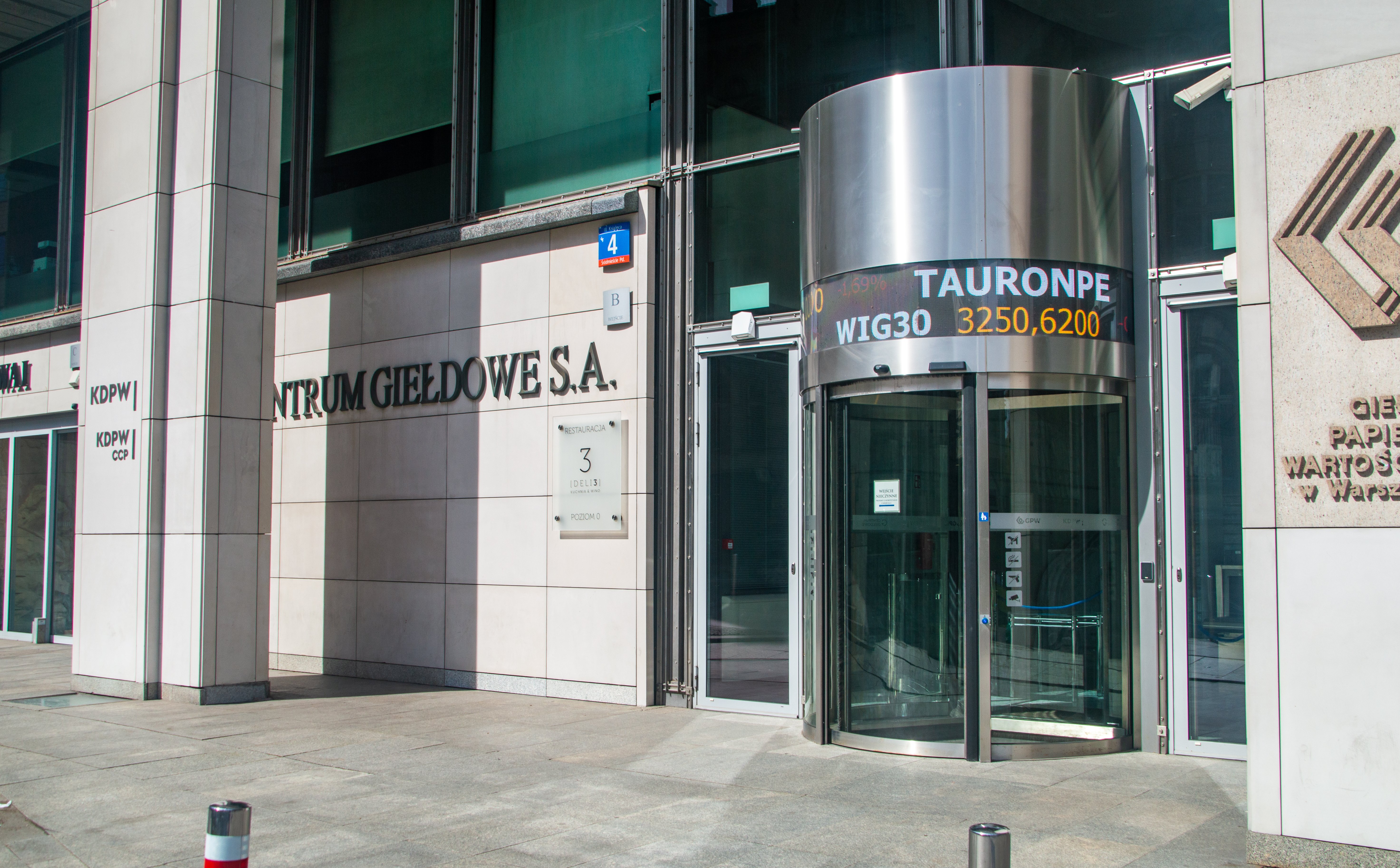 Piątek na GPW: XTB nowym królem, WIG20 z rekordem hossy, Toya rozbija bank