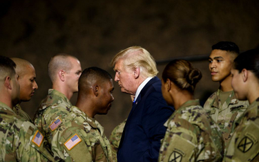 Trump odwołuje defiladę wojskową. Jedzie do Paryża