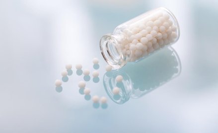 Producent środków homeopatycznych leczy ból głowy tabletkami z Muru Berlińskiego