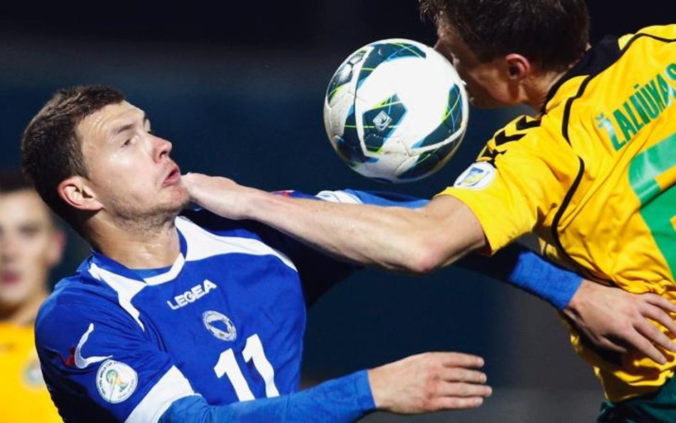 Edin Dżeko (z lewej) zdobył dla Bośni i Hercegowiny najwięcej goli w eliminacjach do mundialu. Na zd