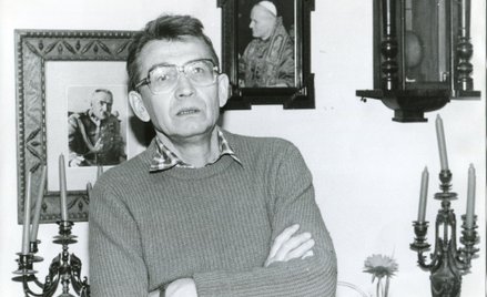 Leszek Moczulski (1930–2024) w warszawskim mieszkaniu, w gabinecie. Zdjęcie wykonano przed wrześniem