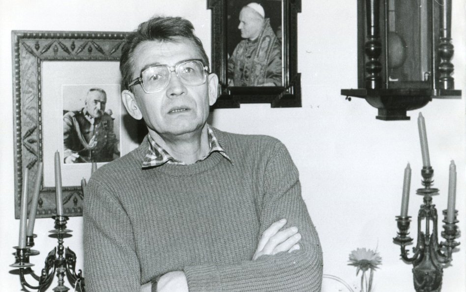 Leszek Moczulski (1930–2024) w warszawskim mieszkaniu, w gabinecie. Zdjęcie wykonano przed wrześniem