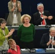 Owacje dla Judith Sargentini (z prawej) za raport o Węgrzech
