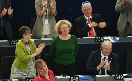 Owacje dla Judith Sargentini (z prawej) za raport o Węgrzech
